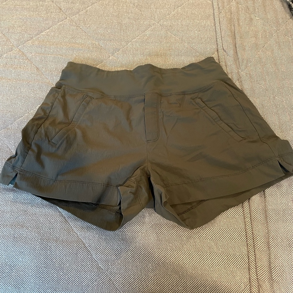 Athleta Trekkie North Short Size 8